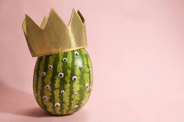 Уродский арбуз в короне
 