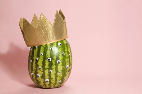 Уродский арбуз в короне
 