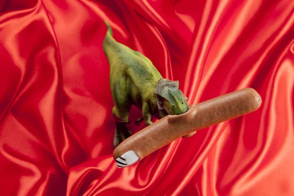 ソーセージマニキュアを食べる恐竜 — ストック写真