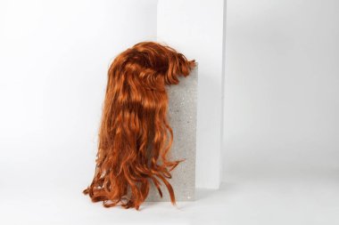 kırmızı uzun peruk cürist bloğu