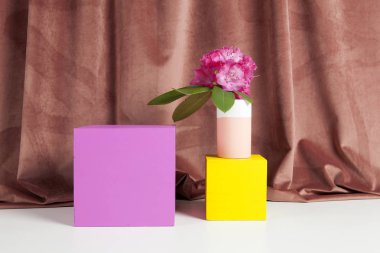 geometrik renkli küpler ve pembe çiçekler rhododendron