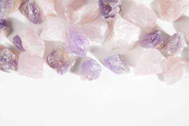 ametist ve pembe kuvars taşlar