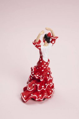 bir pop pembe arka plan üzerinde flamenko dansçı heykelcik