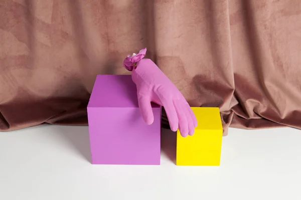 Colorido veludo rosa cubo de luva de plástico — Fotografia de Stock