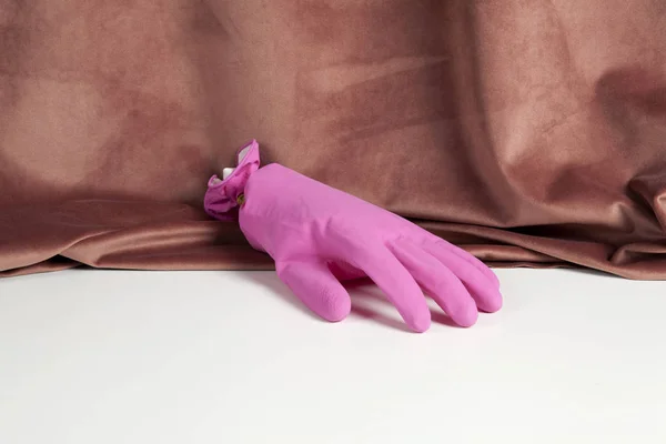 ベルベットピンクのグラデーションプラスチック手袋 — ストック写真