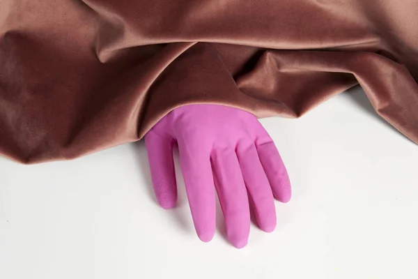 ベルベットピンクのグラデーションプラスチック手袋 — ストック写真