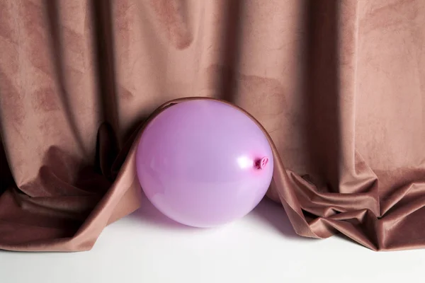 Красочный бархатный розовый шарик — стоковое фото