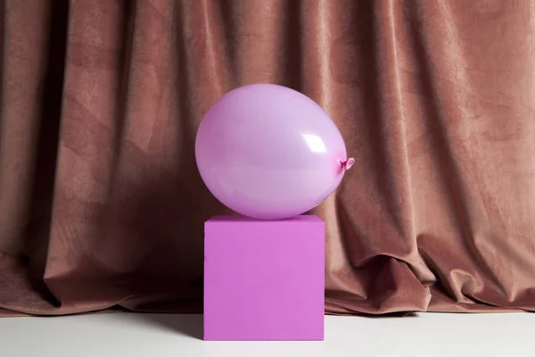 Pódio de cubo de balão rosa de veludo colorido — Fotografia de Stock