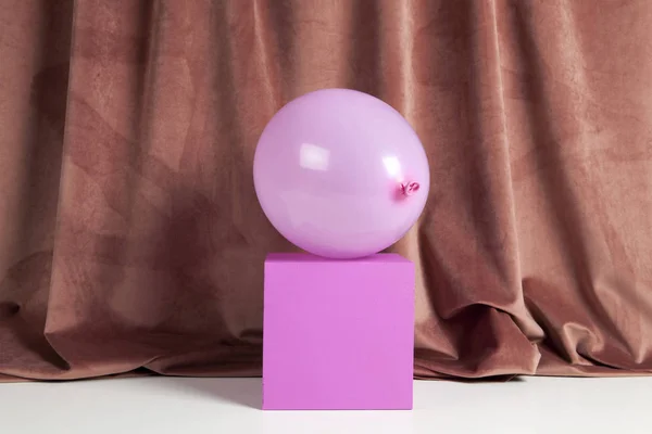 Pódio de cubo de balão rosa de veludo colorido — Fotografia de Stock