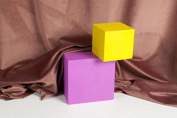 Cubo de veludo colorido de equilíbrio — Fotografia de Stock