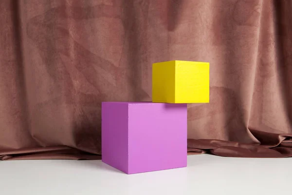 Equilibrio cubo de terciopelo colorido —  Fotos de Stock