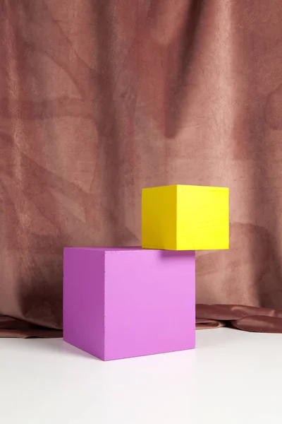 Equilibrio cubo de terciopelo colorido —  Fotos de Stock