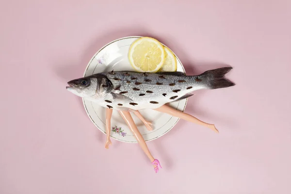 Zitrone Fisch rosa Teller Puppe und Dornen — Stockfoto
