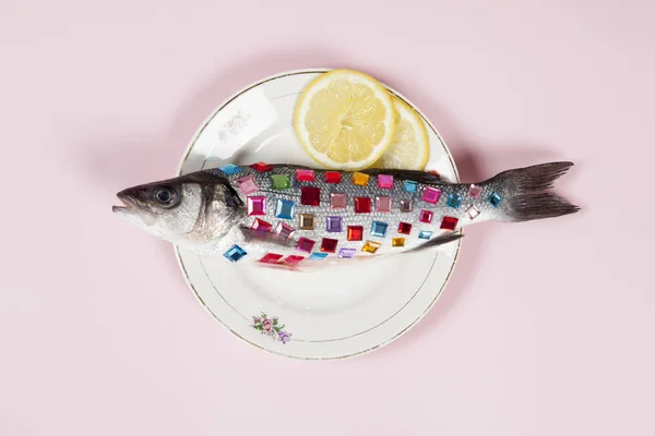 Lemon fish pink plate precious gems — Stock Photo, Image