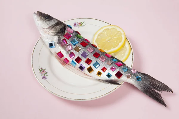 Lemon fish pink plate precious gems — Stock Photo, Image