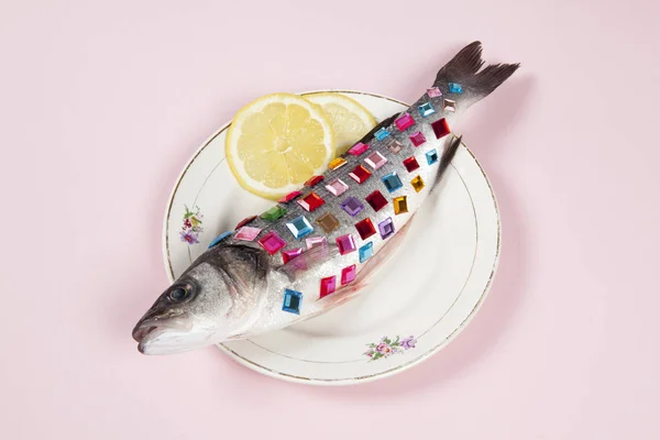 Lemon fish pink plate precious gems — Stock Photo, Image