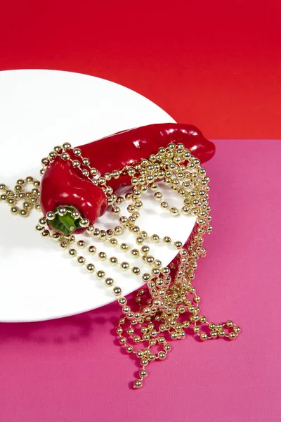 Красный перец и жемчужное ожерелье из золота — стоковое фото