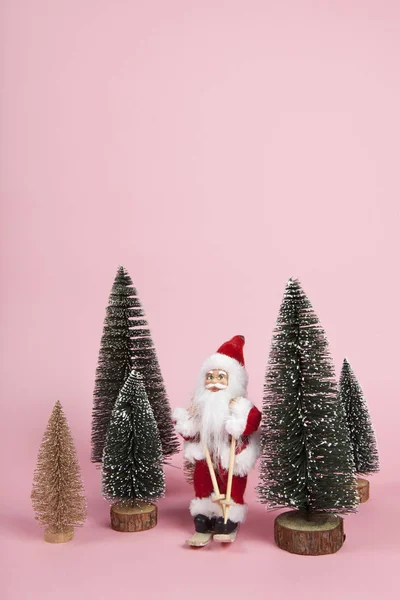 Santa Claus esquiando sobre un fondo rosa — Foto de Stock