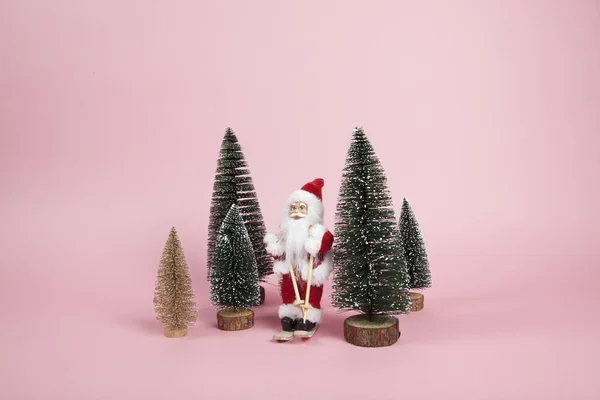 Santa Claus esquiando sobre un fondo rosa — Foto de Stock