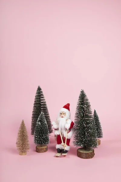 Santa Claus esquiando sobre un fondo rosa — Foto de Stock