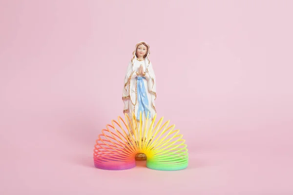 Jungfrau Maria Regenbogen String und rosa — Stockfoto