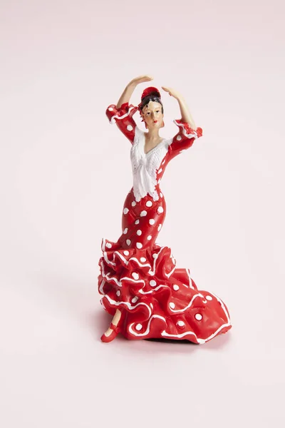 Flamenco-Tänzer-Figur auf pinkem Hintergrund — Stockfoto