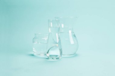 şeffaf su ile dolu şeffaf cam vazolar