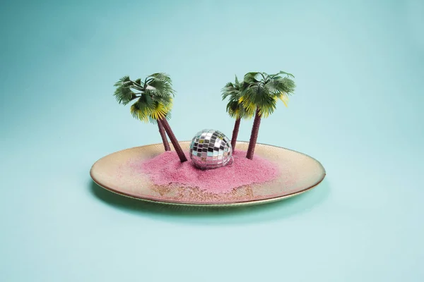 Floresta tropical em um prato com areia rosa e bola de discoteca — Fotografia de Stock