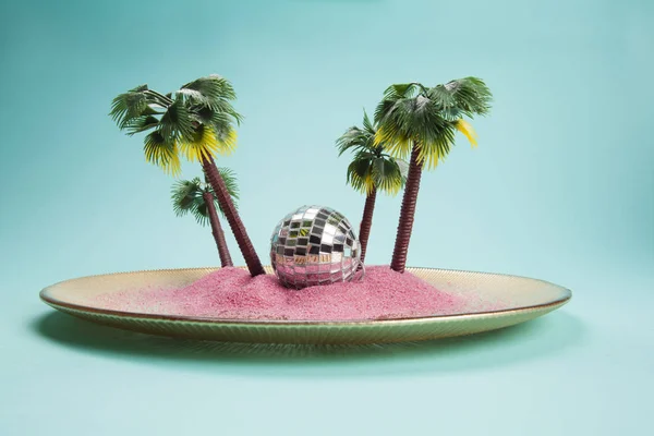 Тропические леса в тарелке с розовым песком и диско шар — стоковое фото