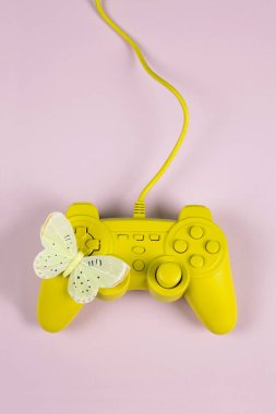 kelebek ile sarı ve pembe oynamak