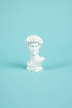 turkuaz bir arka plan üzerinde David büstü