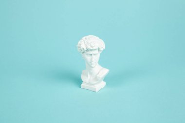 turkuaz bir arka plan üzerinde David büstü