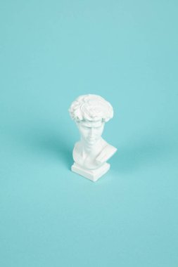 turkuaz bir arka plan üzerinde David büstü