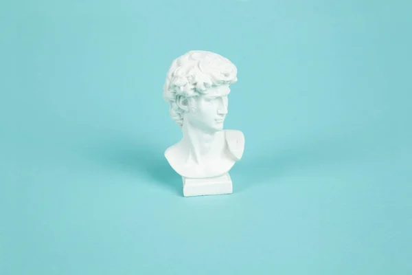 Bust of David on a turquoise background — Stock Photo, Image