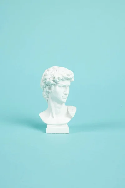 Bust of David on a turquoise background — Stock Photo, Image