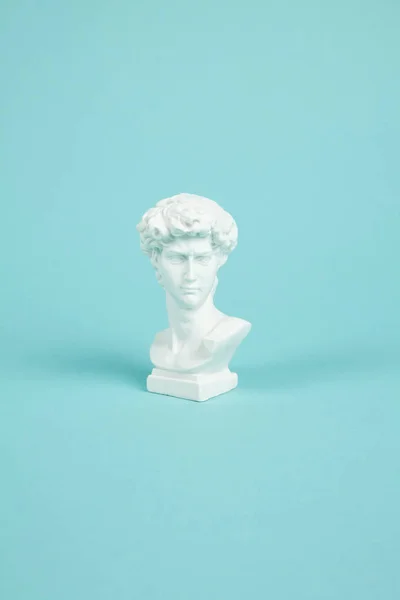 Bust of David on a turquoise background — Stock Photo, Image