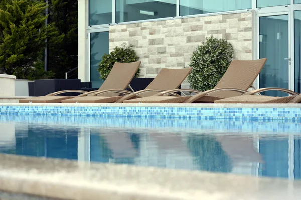 Lavabo ile havuz kenarında ücretsiz şezlong