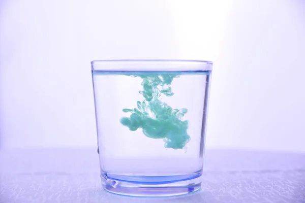 Glas Med Vatten Vit Bakgrund Med Gröna Färg — Stockfoto