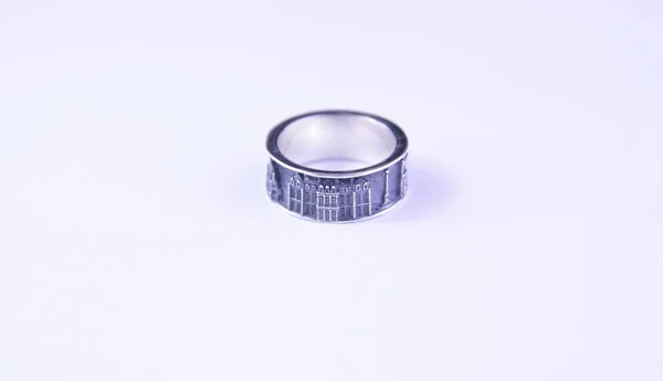 Δαχτυλίδι σε λευκό φόντο που απεικονίζει την πόλη — Φωτογραφία Αρχείου