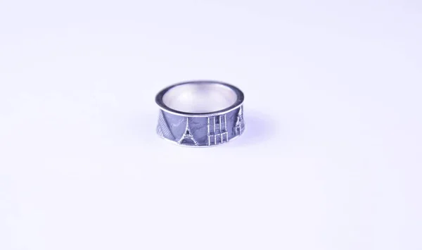 Δαχτυλίδι σε λευκό φόντο που απεικονίζει τον Πύργο του Άιφελ — Φωτογραφία Αρχείου