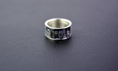 yüzüğü şehrin betimleyen siyah bir arka plan