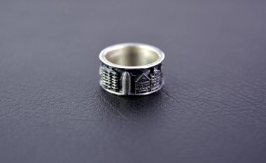 city of London betimleyen siyah bir arka plan üzerinde halka