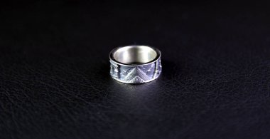 Louvre görüntü ile siyah bir arka plan üzerinde halka.