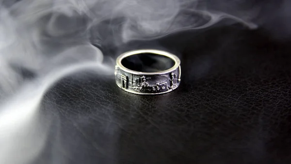 Ένα δαχτυλίδι σε μαύρο φόντο σε καπνό που απεικονίζει ένα πλοίο — Φωτογραφία Αρχείου