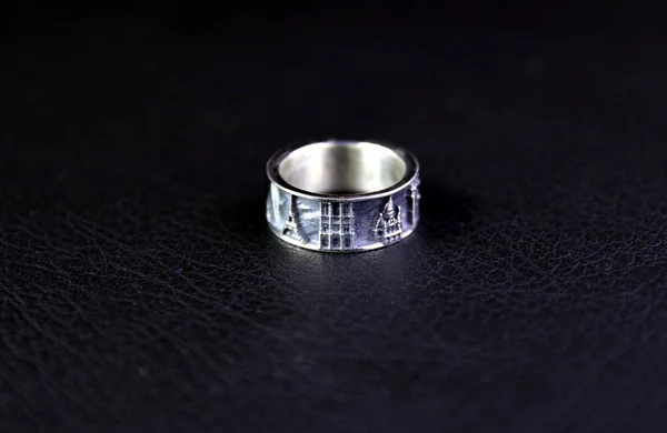 Ring on a black background depicting the city — Stock Photo, Image