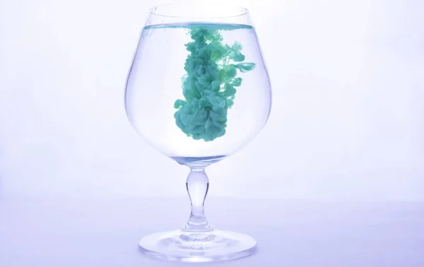 Tinta Verde Água Vidro Cristal Fundo Branco Fotografias De Stock Royalty-Free