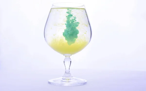 Färgglad Färg Vatten Ett Glas Vit Bakgrund — Stockfoto