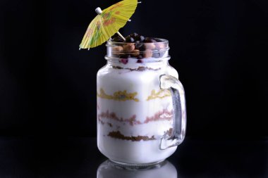 Tatlı bir şemsiye ile siyah bir zemin üzerine