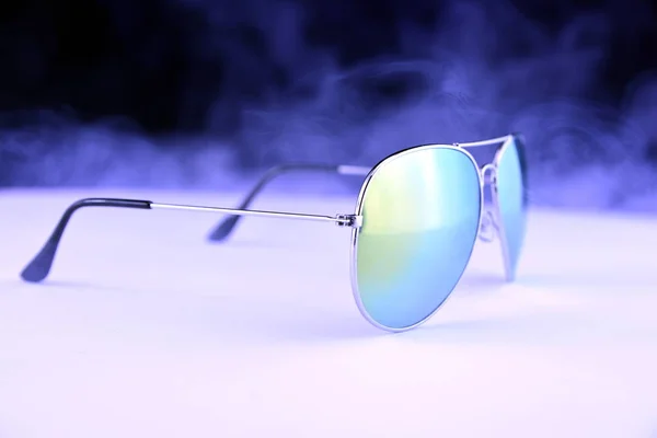 Mooie zonnebrillen voor mannen en vrouwen close-up op witte en zwarte achtergrond — Stockfoto