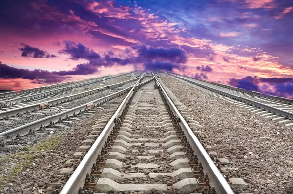 Άδειος σιδηρόδρομος σε φόντο ροζ ουρανού Εικόνα Αρχείου
